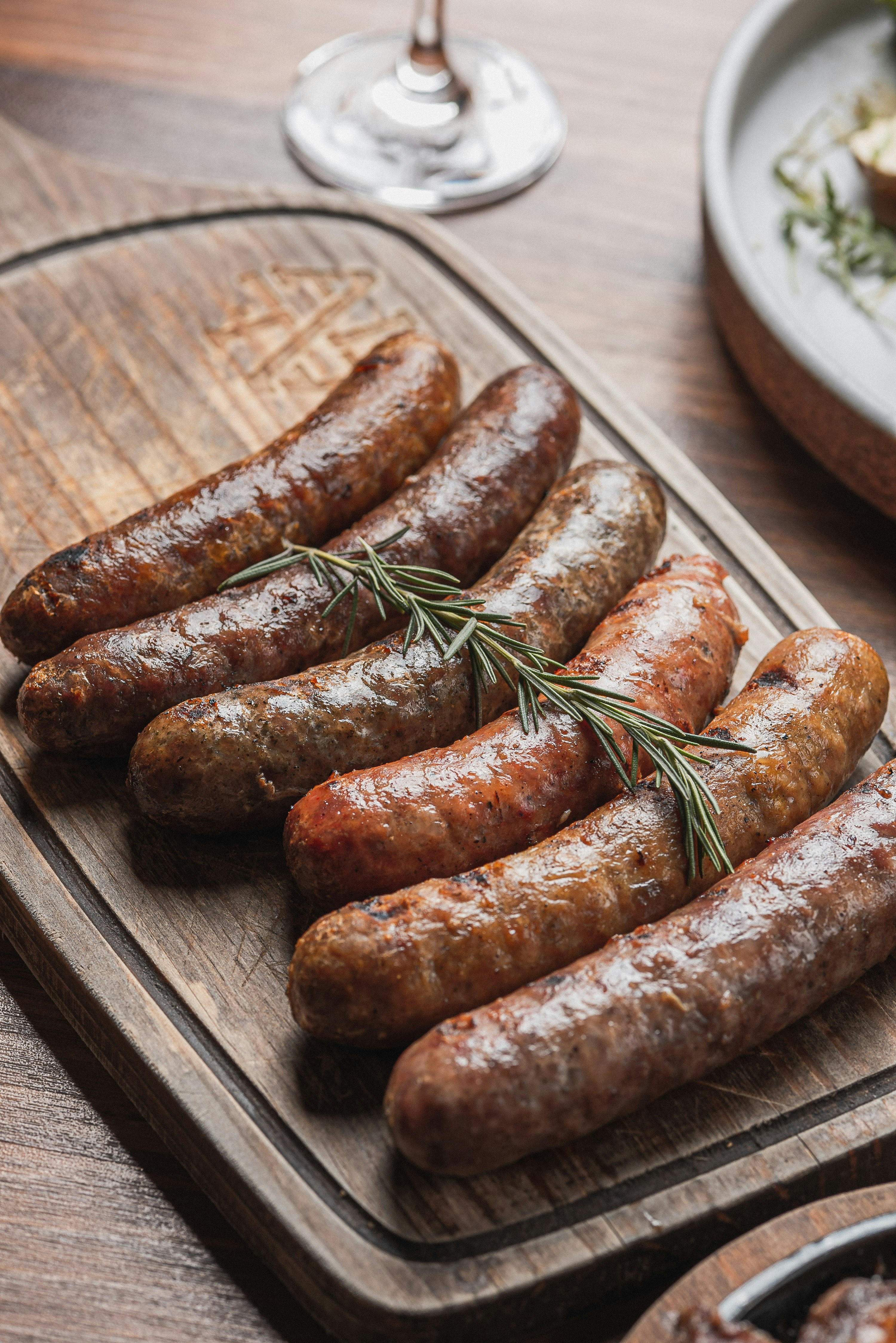 Hausgemachte Bratwurst mit Zwiebeln