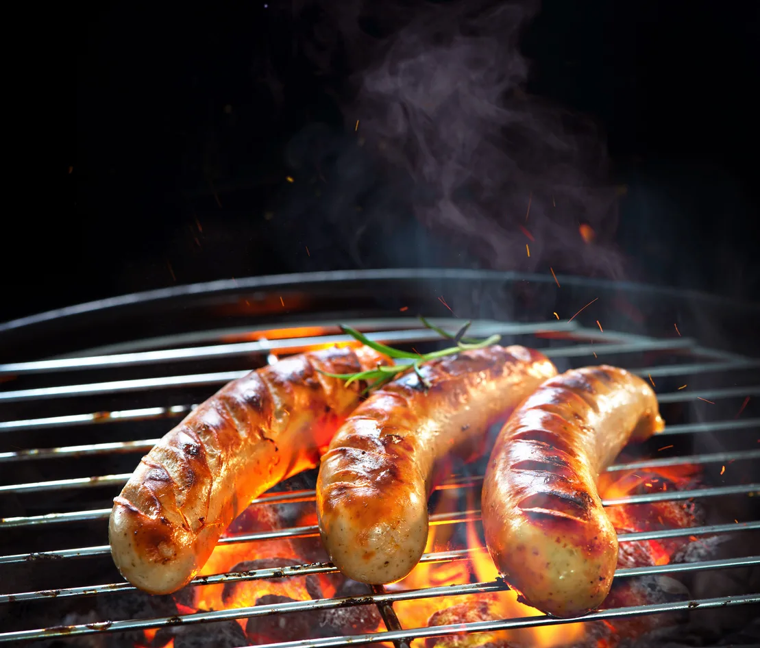 Hausgemachte Bratwurst mit Zwiebeln